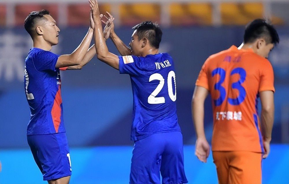 意大利足球记者马尔科-孔特里奥在接受Raisport采访时，透露尤文正在尝试租借曼城中场菲利普斯。